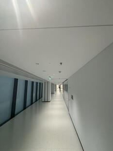 现代简约风格的空旷走廊