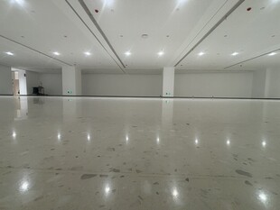 空旷明亮的现代化室内空间