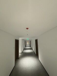空旷走廊内部场景