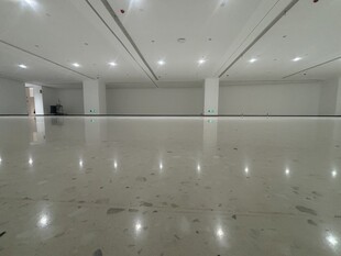 空旷明亮的现代化室内空间