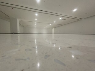 空旷洁净的室内大理石地面