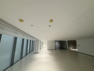 宽敞明亮的现代空旷走廊