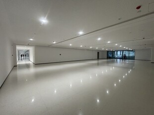 空旷现代的室内大厅空间