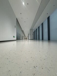 现代简约风格宽敞走廊