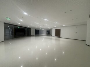 空旷洁净的室内空间