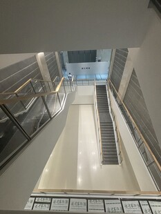 现代室内自动扶梯景观