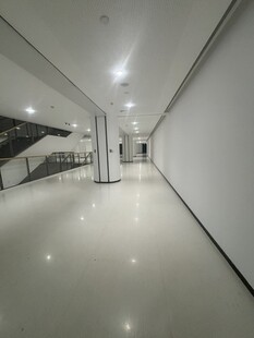 空旷明亮的现代化走廊