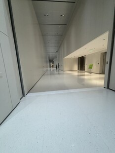 现代简约风格空旷走廊