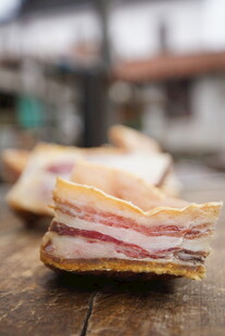 美味多层腊肉切片展示