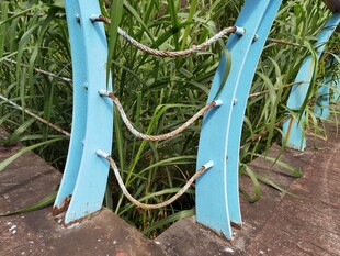 蓝色木质栈道护栏景观