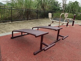 户外健身区的双杠设施