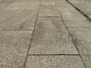 石板铺就的地面