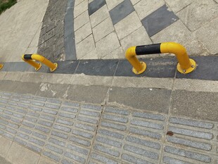 路边黄色金属停车挡车器