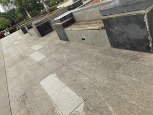 户外灰色石质设施场景