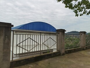 蓝色顶棚围栏旁的景致