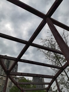 仰视钢结构建筑框架