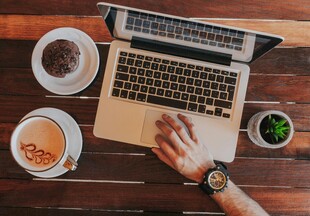 桌上办公场景电脑与咖啡