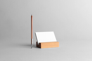 简约木质便签架与铅笔