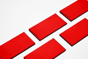 红色方形物件排列