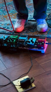 多彩键盘与电子元件展示