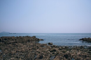 海边礁石与广阔蔚蓝海面