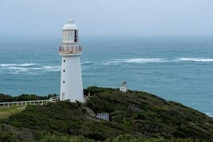 海岸边的白色灯塔