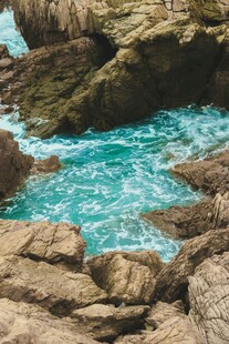 海边礁石间的碧蓝海水