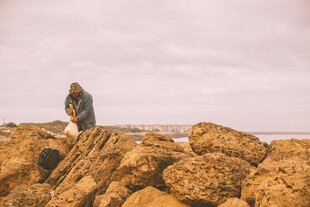 岩石上的孤独身影