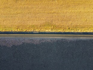 金色与深色对比抽象画面