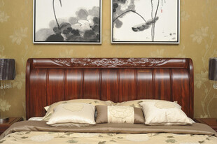 复古实木床头背景装饰
