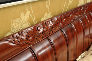 雕花红木沙发靠背细节