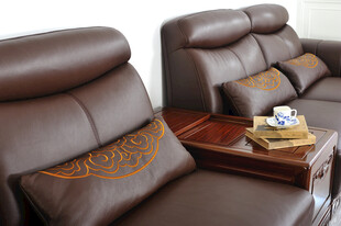 高档棕色真皮沙发及边几