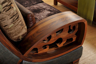 中式雕花木质沙发一角