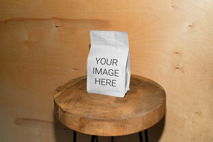 空白纸张置于木墩上