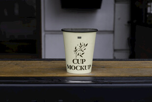 简约风咖啡杯置于木台上