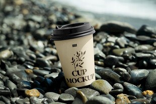 沙滩上的Coffee纸杯