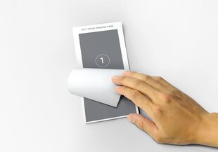 手操作手机展示交互场景