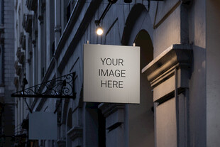 空白招牌悬挂于建筑外