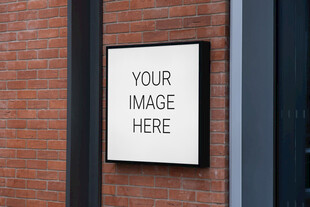 空白画框展示于砖墙前