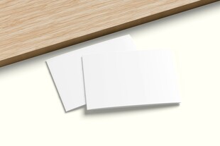 空白纸张置于木质表面