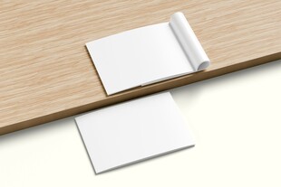 空白便签纸置于木质桌面