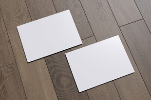 空白纸张置于木质地板上