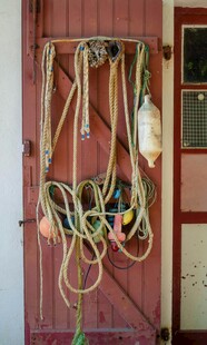 老旧门上挂着多彩绳索