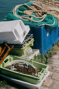 码头边的渔具与收纳箱