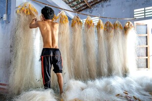 渔民整理晾晒中的渔网