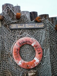 海边城堡装饰与救生圈