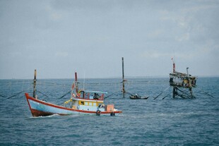 海上渔船与简易平台