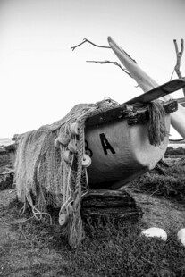 废弃船只破败帆布覆盖