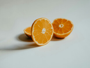 切开的新鲜橙子