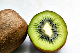 切开的新鲜猕猴桃